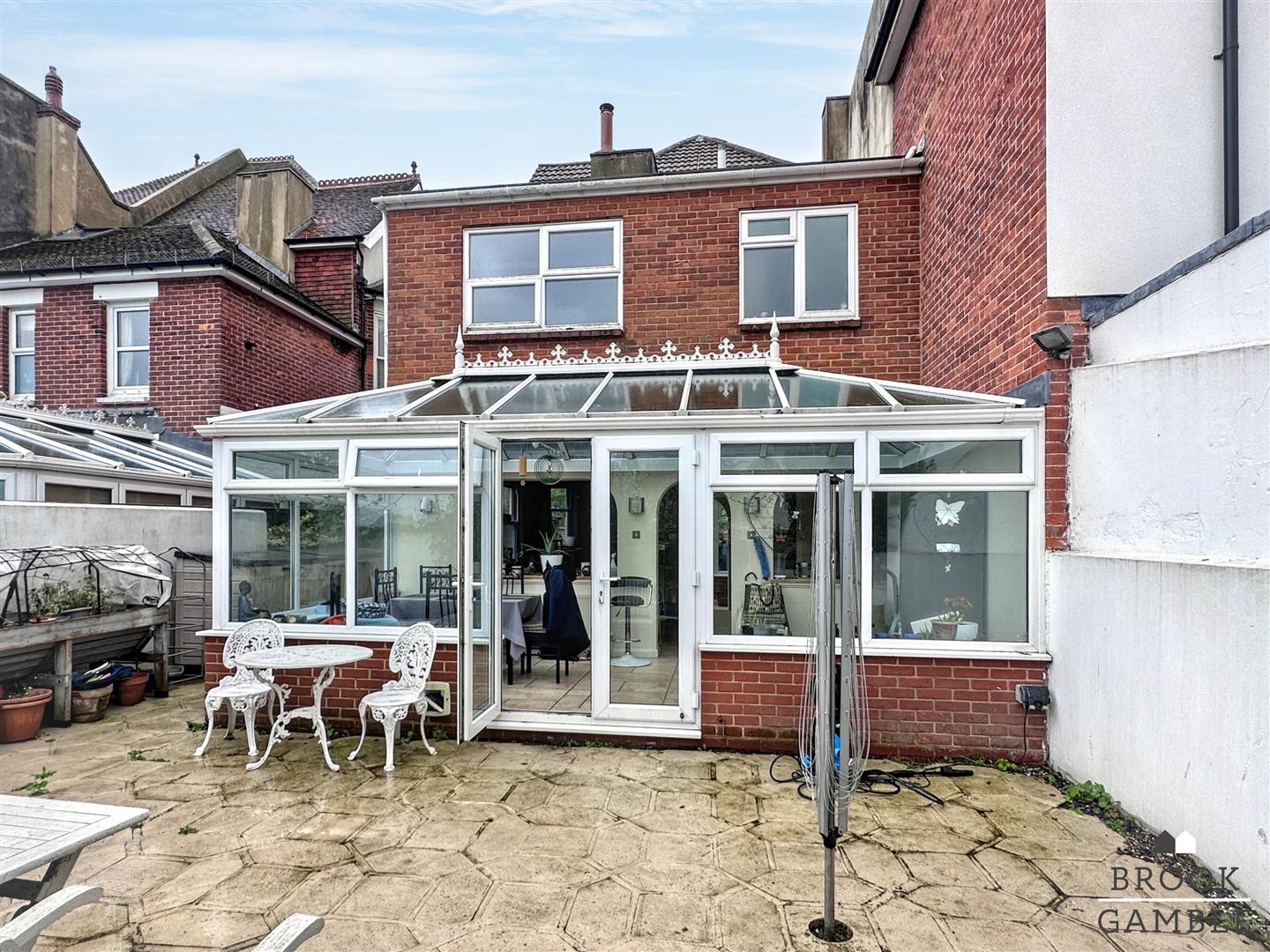 5 Bedroom House - Semi-Detached. Cliff Road in Eastbourne, East Sussex 8